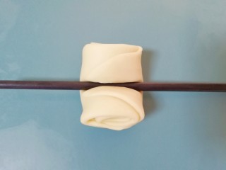 11、枣泥核桃卷,用筷子将松弛好的卷卷从中间压一下。