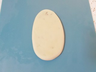 13、枣泥核桃卷,将包好馅的枣泥核桃卷收口向下轻轻压扁，擀成椭圆形。