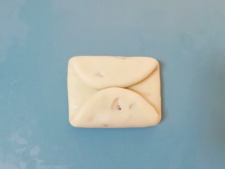 14、枣泥核桃卷,翻面两端对折相接。