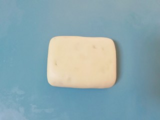 15、枣泥核桃卷,再次翻面，轻轻按压整形成长方形块状。