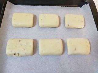 16、枣泥核桃卷,码入烤盘。