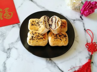 22、枣泥核桃卷,切开看看里面，酥皮包裹着枣泥核桃馅，太有胃口了。