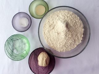 1、法式蓝带面包,准备食材;