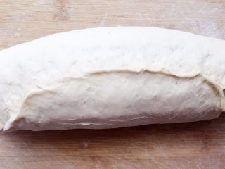 8、法式蓝带面包,最后压紧封口,一只手掌放中间,来回滚动,俩只手在从两端来回滚动;