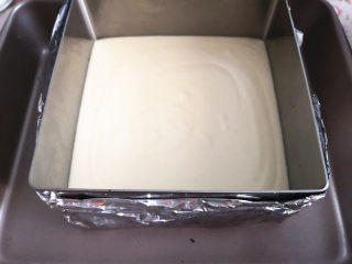 14、提拉米苏（蛋糕版）,方形慕斯模具用锡纸包好，放入一片蛋糕片，刷上咖啡酒，刷的越多，这后咖啡酒的味道就会越浓，喜欢可以多刷，不喜欢也可以省略，倒入大约一半淡奶油糊，