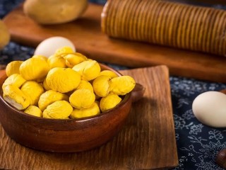 1、板栗饼,准备好食材