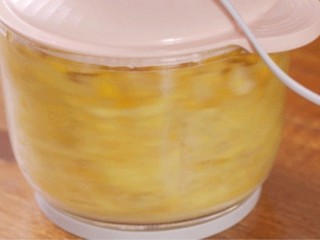 4、板栗饼,将板栗倒入料理机中，打成细腻的栗子泥