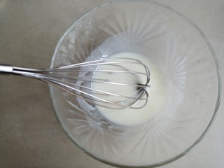 3、黑米戚风蛋糕,用蛋抽将他们搅拌好，没有出现水油分离