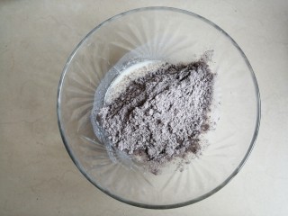 4、黑米戚风蛋糕,将面粉倒入