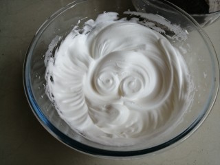 7、黑米戚风蛋糕,鸡蛋清分三次加入糖，用电动打蛋器打至干性发泡