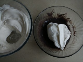 8、黑米戚风蛋糕,取三分之一打发好的蛋白霜到蛋黄糊里，从底部向上翻拌，并切拌均匀