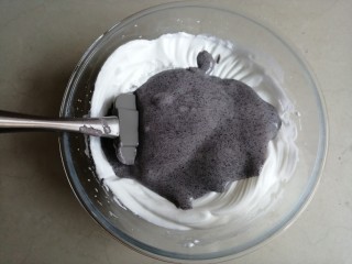 9、黑米戚风蛋糕,将拌好的蛋糕糊倒入剩余的蛋白霜里，用同样的手法翻拌好