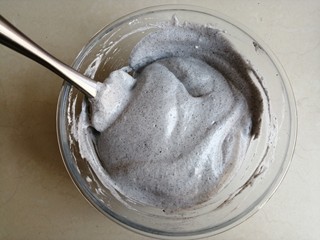 10、黑米戚风蛋糕,拌好的蛋糕糊细腻，有光泽