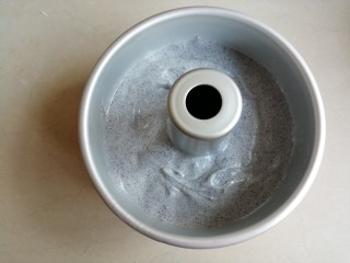 11、黑米戚风蛋糕,将蛋糕糊倒入活底的阳极六寸圆形模具里，在桌面上震出气泡
