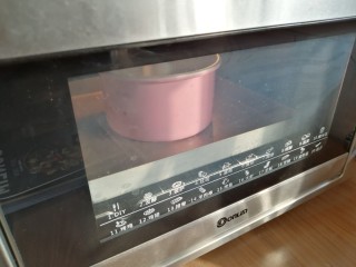 12、黑米戚风蛋糕,放入已经提前预热到160度的东菱K40C烤箱，下层烘烤30分钟左右，烘烤结束，将蛋糕取出离桌面20公分高度摔一下，然后倒扣蛋糕放凉后再脱模