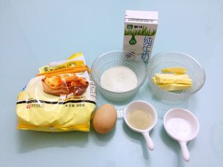 1、纸杯小面包,准备好材料