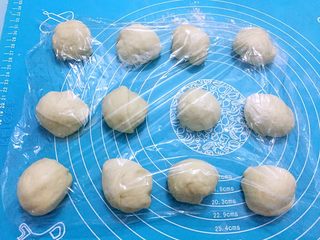 9、纸杯小面包,把面团平均分成12小份，盖上保鲜膜醒发15分钟