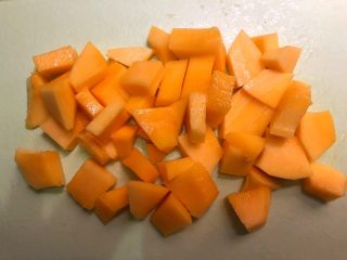 3、芒果酥,首先把芒果削掉外皮，把芒果肉切成小块。