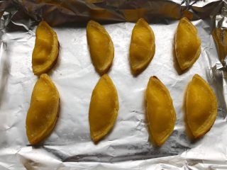 7、芒果酥,烤好取出来，把蛋挞皮外面的锡纸拿掉。