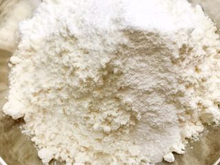 1、花生酱夹心玛德琳蛋糕,低筋面粉和泡打粉混合均匀