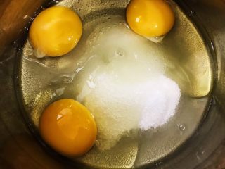2、花生酱夹心玛德琳蛋糕,盆里放入鸡蛋和白砂糖