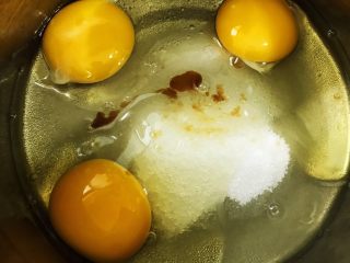 3、花生酱夹心玛德琳蛋糕,加入香草精