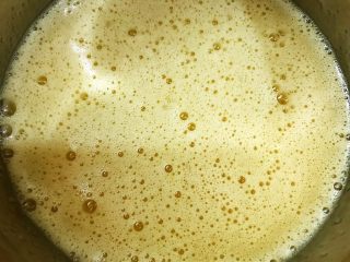 4、花生酱夹心玛德琳蛋糕,搅拌至砂糖融化