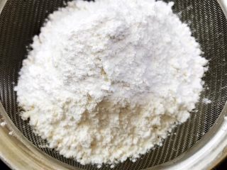 5、花生酱夹心玛德琳蛋糕,筛入低粉和泡打粉的混合