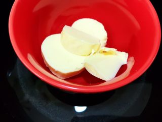 7、花生酱夹心玛德琳蛋糕,黄油切块放碗里