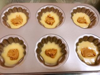 11、花生酱夹心玛德琳蛋糕,中心放入一勺颗粒花生酱