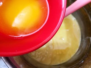 10、花生酱夹心玛德琳蛋糕,加入融化的黄油