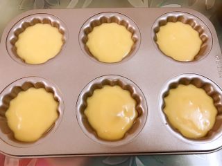 12、花生酱夹心玛德琳蛋糕,再用面糊覆盖住7到8分满