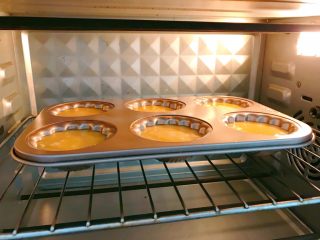 13、花生酱夹心玛德琳蛋糕,放入预热好的烤箱中层180度烤16到18分钟