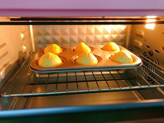 14、花生酱夹心玛德琳蛋糕,烘烤过程中小肚肚鼓鼓的可爱极了