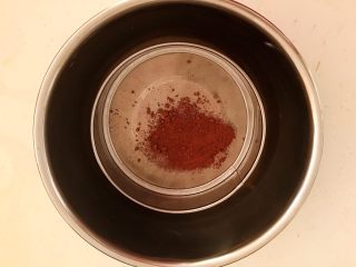 2、红丝绒戚风蛋糕,可可粉过筛