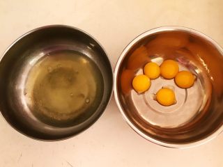 6、红丝绒戚风蛋糕,把蛋清蛋黄分开