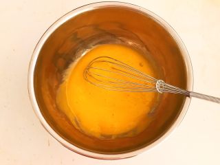 7、红丝绒戚风蛋糕,用打蛋器把蛋黄调匀