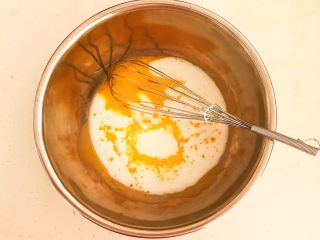 8、红丝绒戚风蛋糕,加入牛奶