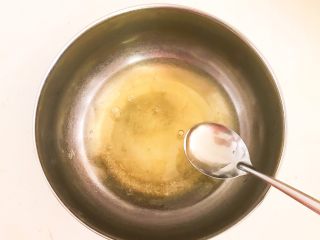 14、红丝绒戚风蛋糕,在蛋清里面加入4滴柠檬汁