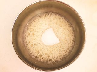 15、红丝绒戚风蛋糕,用打蛋器打发至鱼眼泡加入1/3白砂糖