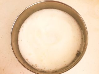 17、红丝绒戚风蛋糕,打发至细腻泡沫，加入剩下的白砂糖