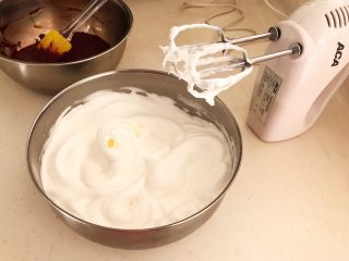 18、红丝绒戚风蛋糕,打发至硬性泡沫即可