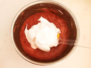 20、红丝绒戚风蛋糕,再加入1/2蛋白糊，翻拌手法调匀