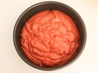 23、红丝绒戚风蛋糕,把调好的面糊倒入蛋糕模具