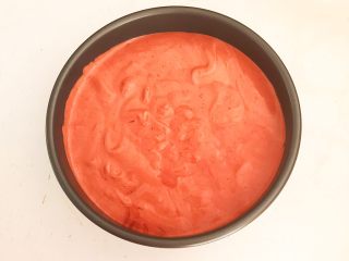 24、红丝绒戚风蛋糕,把蛋糕模具抬高振2次，振出泡沫