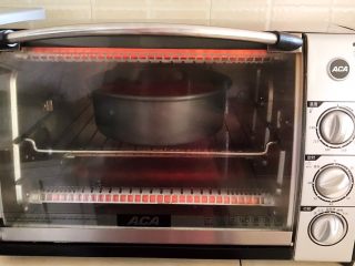 25、红丝绒戚风蛋糕,把蛋糕模具放入预热好的烤箱里，上下火150W，烤50分钟