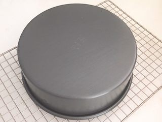 27、红丝绒戚风蛋糕,把蛋糕倒扣在晾架上