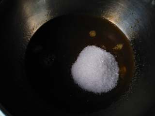 1、圣诞姜饼屋,将黄油、白糖、红糖和水混合