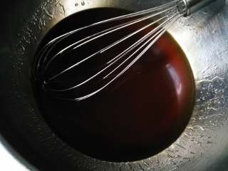 2、圣诞姜饼屋,隔水加热至融化