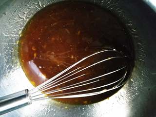 3、圣诞姜饼屋,加入蛋液,搅拌均匀